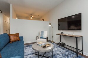 TV, offices - CozySuites MusicRow Astonishing Studio free parking 53 (Nashville)