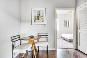 Dining - CozySuites Music Row Charming 1BR free parking! 49 (Nashville)