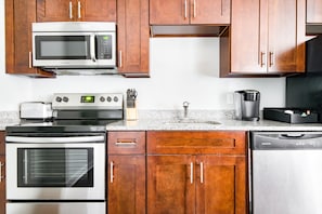 Réfrigérateur, four à micro-ondes, un four, surface de cuisson