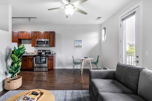 Televisión y oficina 