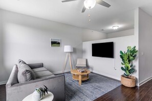 Televisión y oficina 