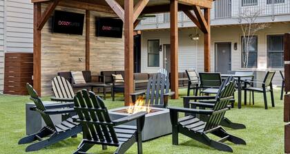 CozySuites Music Row Stunning 2BR -free parking 50
