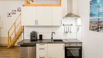 Kühlschrank, Ofen, Herdplatte, Wasserkocher mit Kaffee-/Teezubehör