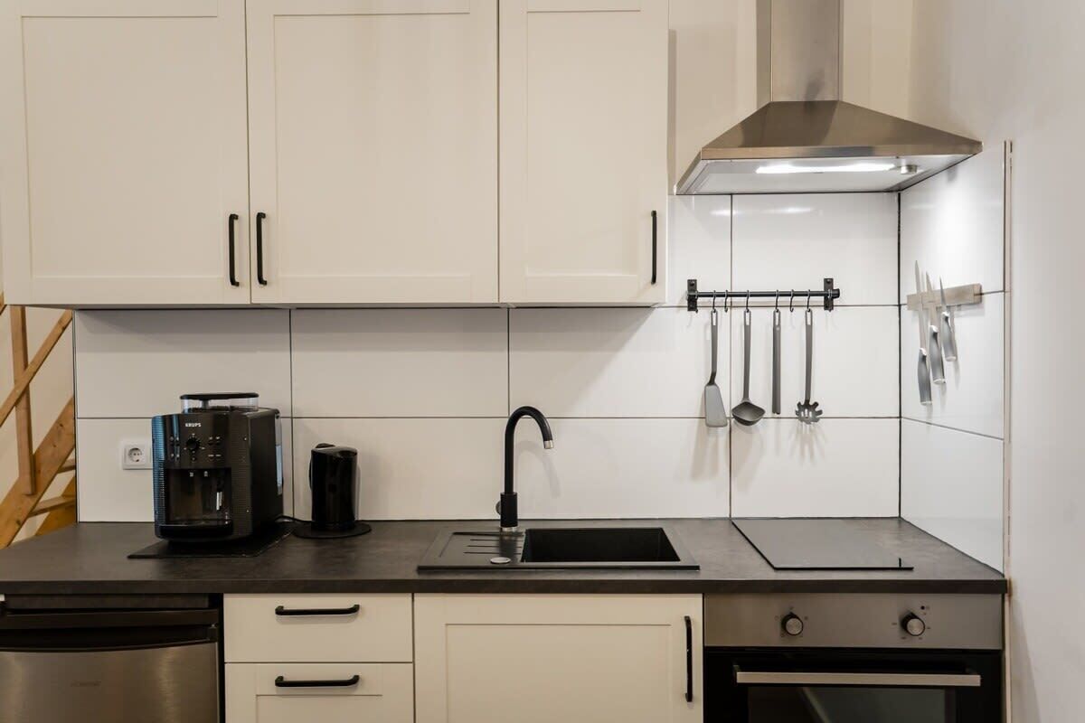 Réfrigérateur, four, plaque de cuisson, cafetière/bouilloire