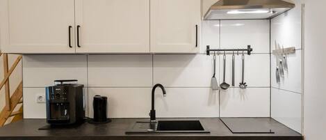 Réfrigérateur, four, plaque de cuisson, cafetière/bouilloire