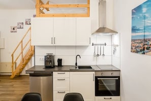 Køleskab, ovn, kogeplade, kaffe-/temaskine