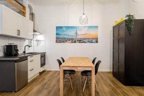 Kühlschrank, Ofen, Herdplatte, Wasserkocher mit Kaffee-/Teezubehör