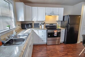 Fridge, microwave, oven, stovetop - Nice 3BR/2BA Near Downtown 2 min At&t Center (San Antonio)