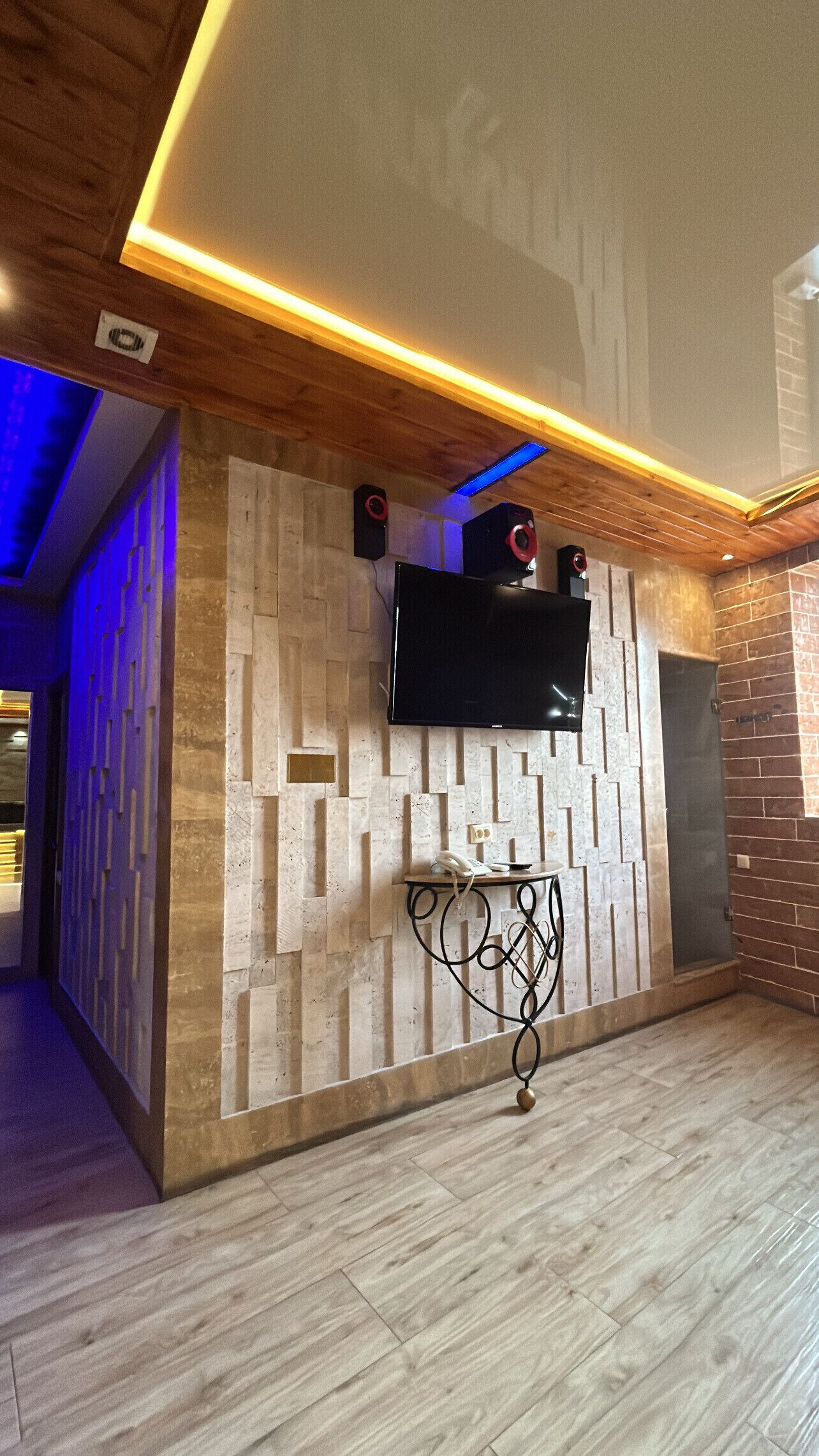 deluxe double room | living area