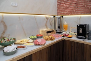 Free daily buffet breakfast 