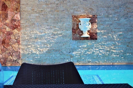 Una piscina al aire libre de temporada, sombrillas