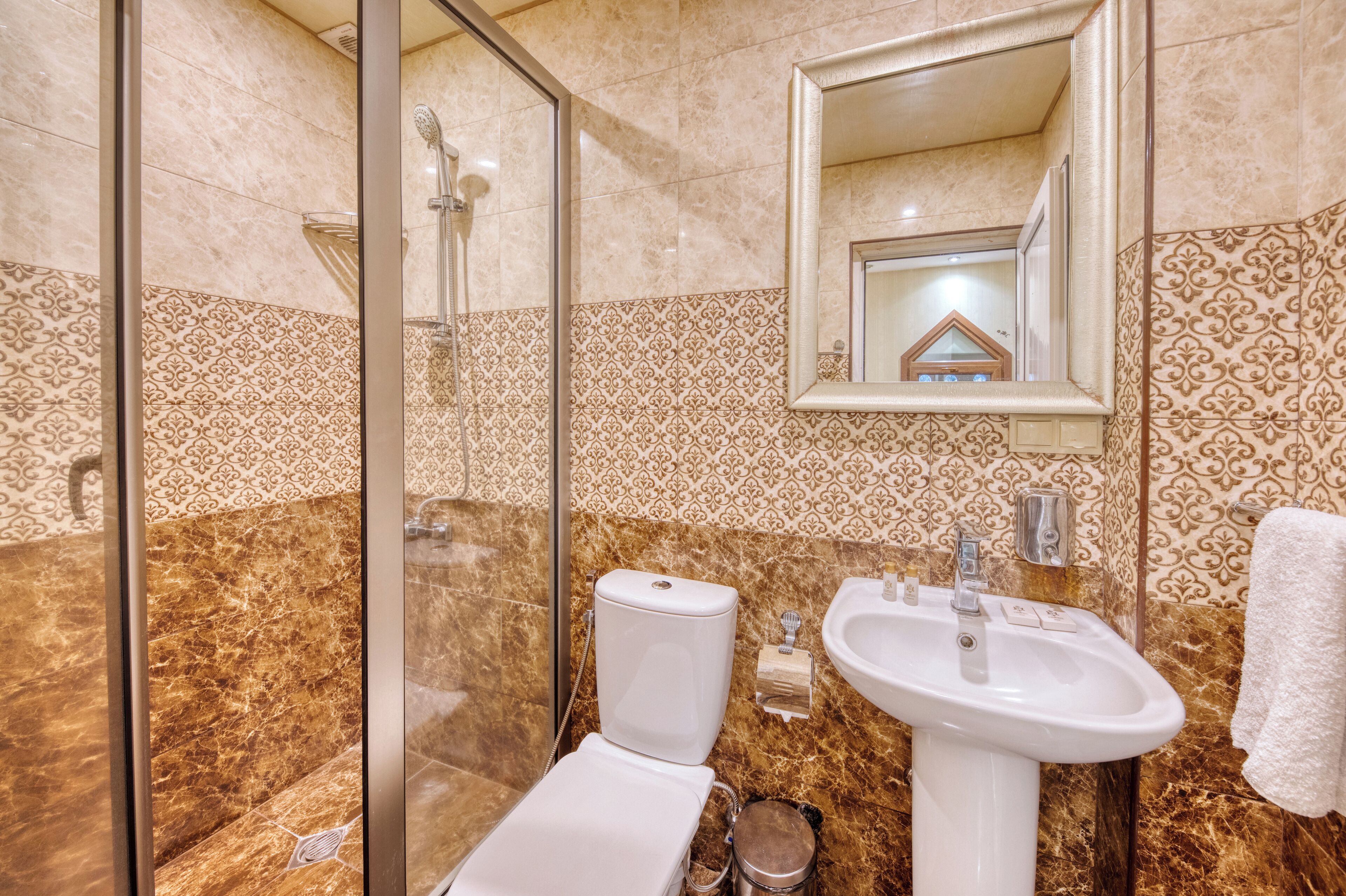 standard double room | bathroom | free toiletries, hair dryer, bathrobes, slippers