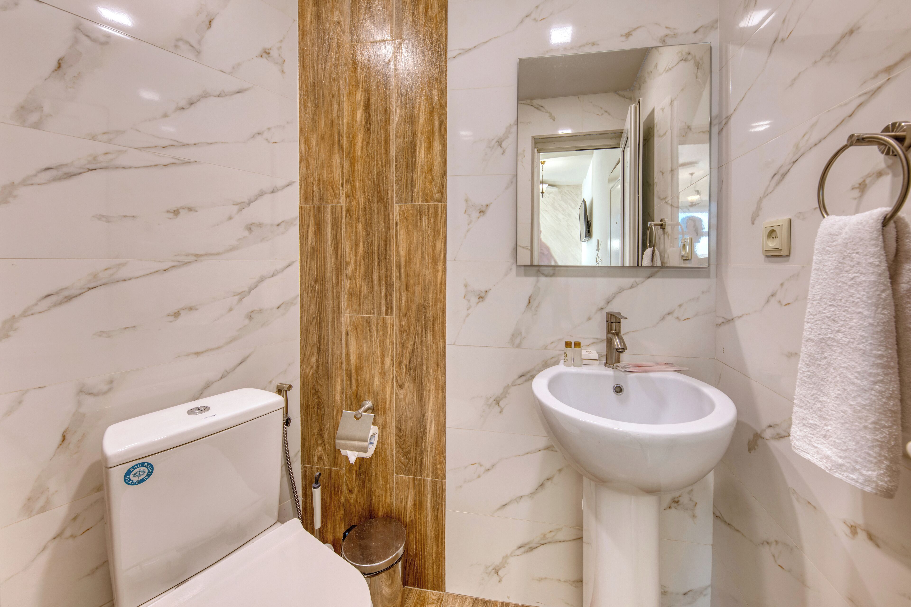 standard double room | bathroom | free toiletries, hair dryer, bathrobes, slippers