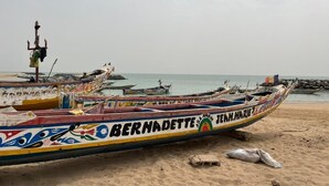 Una platja amb diversos vaixells de colors amarrats, un dels quals destaca amb la inscripció “BERNADETTE” i “JEAN.MARIE17”.