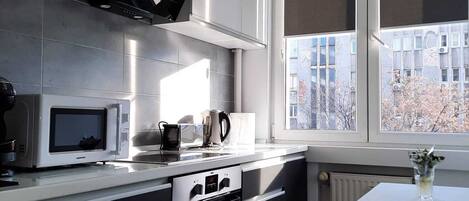 Fridge, microwave, oven, coffee/tea maker