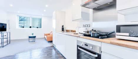 Kjøleskap, mikrobølgeovn, ovn og kokeplater