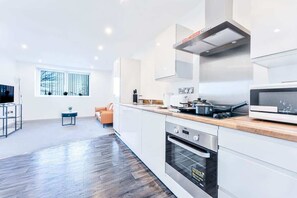 Kühlschrank, Mikrowelle, Ofen, Herdplatte