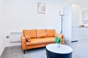 TV, offices - Smart 1 Bed Apartment in Wolverhampton (Wolverhampton)