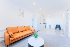 TV, offices - Smart 1 Bed Apartment in Wolverhampton (Wolverhampton)