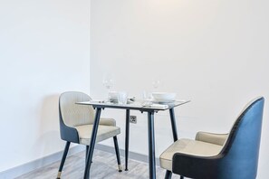 Dining - Smart 1 Bed Apartment in Wolverhampton (Wolverhampton)
