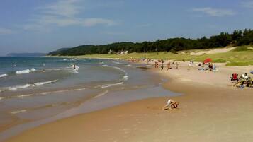 På stranden, solsenger og strandhåndklær