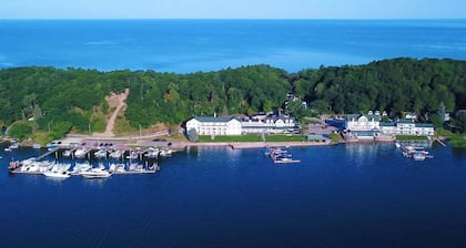 Romantic Hideaway – 2 kayaks included, Stroll to Lake Michigan