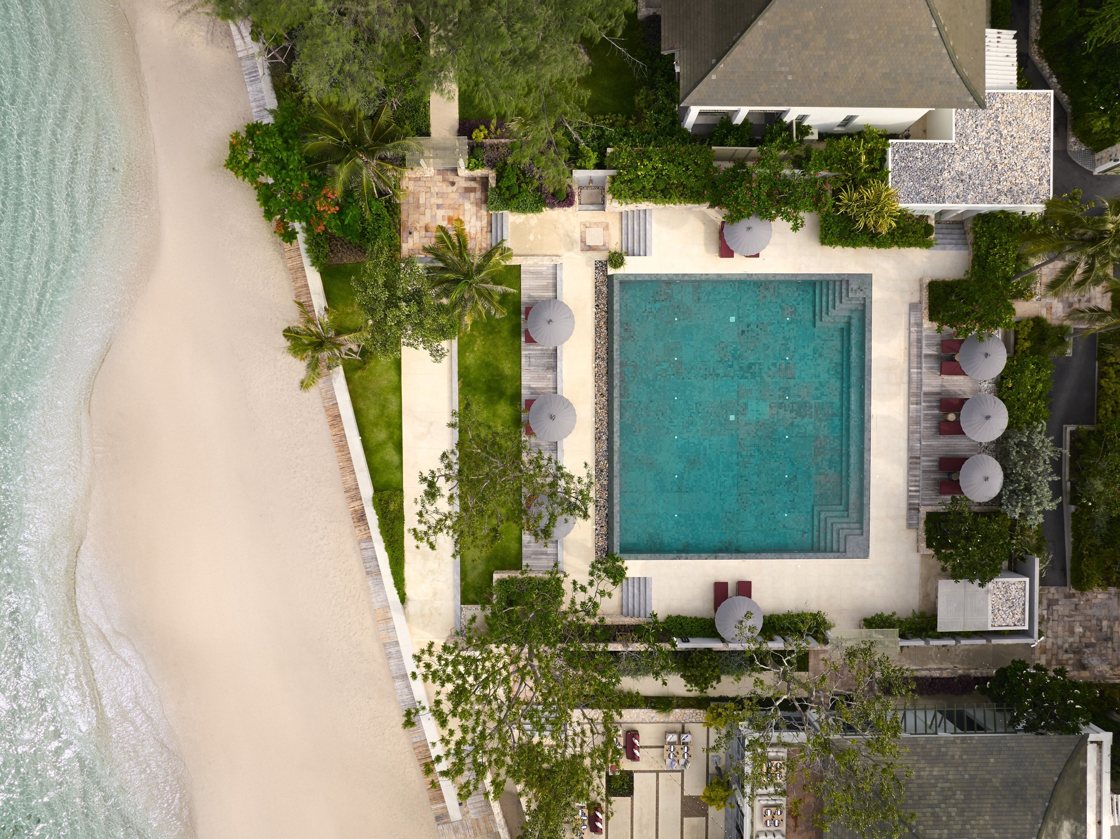 室外泳池；躺椅