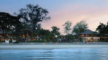 在海滩、白沙、海滩遮阳伞、沙滩毛巾