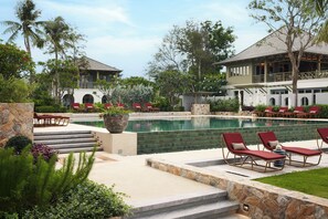 Hồ bơi ngoài trời, ghế dài tắm nắng 