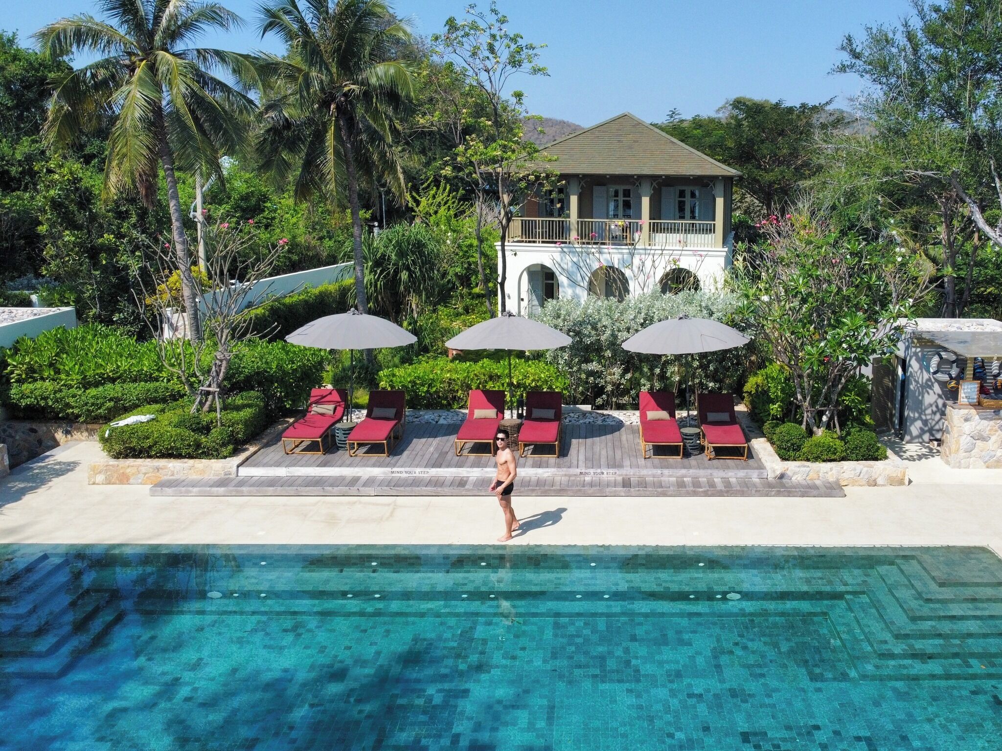 Piscina externa, guarda-sóis, espreguiçadeiras