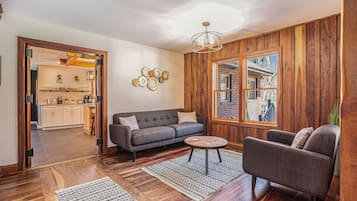 Een smart-tv, een open haard, videogames en tafelvoetbal