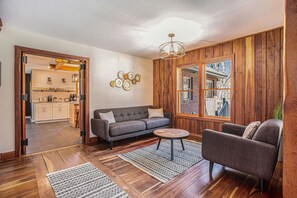 Smart-tv, een open haard, videospelletjes en tafelvoetbal