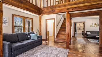 Een smart-tv, een open haard, videogames en tafelvoetbal