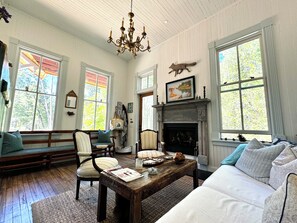 Een smart-tv en een open haard