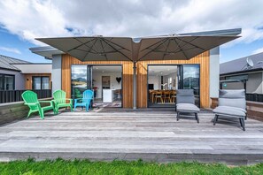 Outdoor dining - The Heights Vista Retreat (Wanaka)