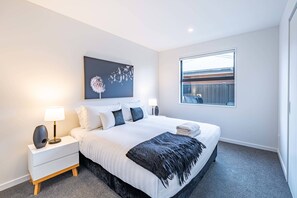 3 bedrooms, iron/ironing board, WiFi, bed sheets - The Heights Vista Retreat (Wanaka)
