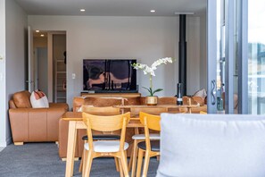 Televisión y chimenea 