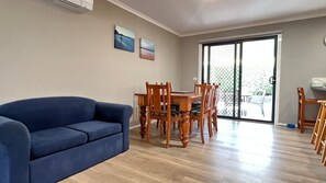 Smart TV, DVD player, books - Sandy Retreat on Royal Inverloch (Inverloch)