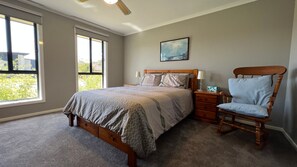 4 bedrooms, iron/ironing board, free WiFi - Sandy Retreat on Royal Inverloch (Inverloch)