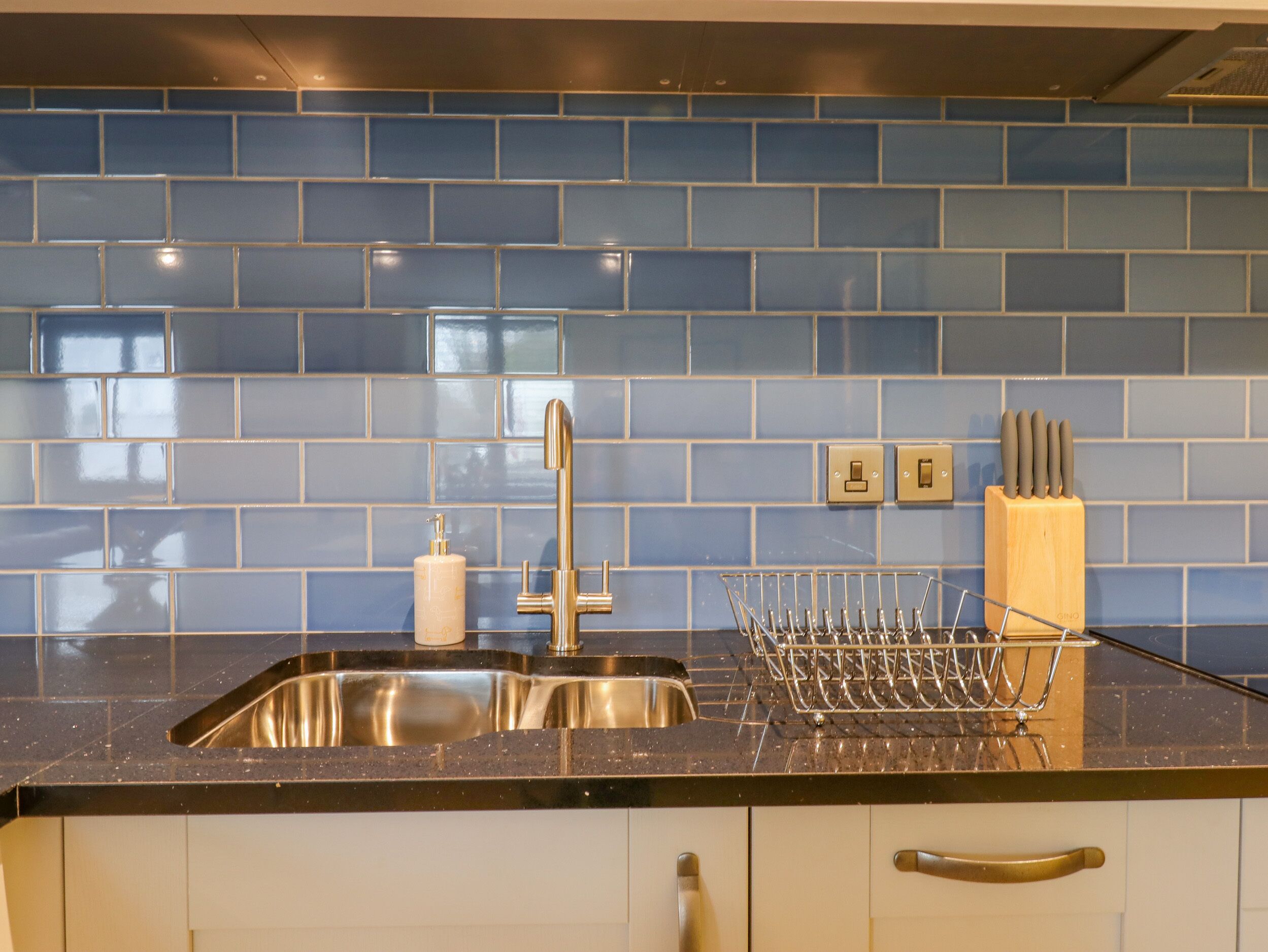 冷蔵庫、食器洗い機、電気ポット、トースター