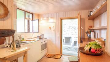 Departamento familiar, 2 habitaciones, junto a la montaña (Spitzenhaus Val Onsernone) | Cocina privada | Refrigerador, horno, parrilla de estufa y cafetera y tetera