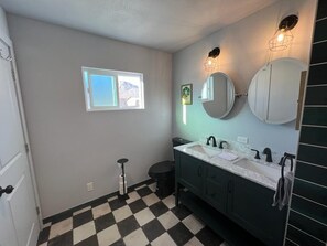 Regadera, toallas, jabón, shampoo 