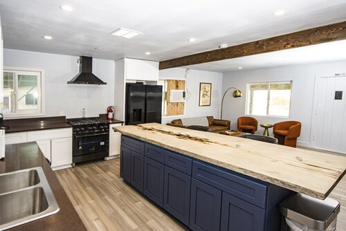 Experience the magic of Joshua Tree. Your cozy bungalow awaits.