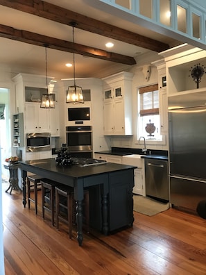 Refrigerador, microondas, horno y lavavajillas