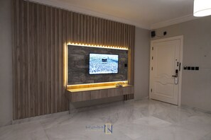 56-Zoll-LCD-Fernseher mit Satellitenempfang