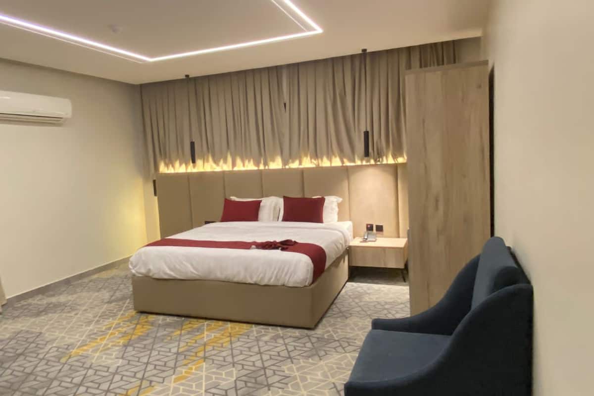 Camas con efecto memoria, minibar, cortinas blackout y insonorización
