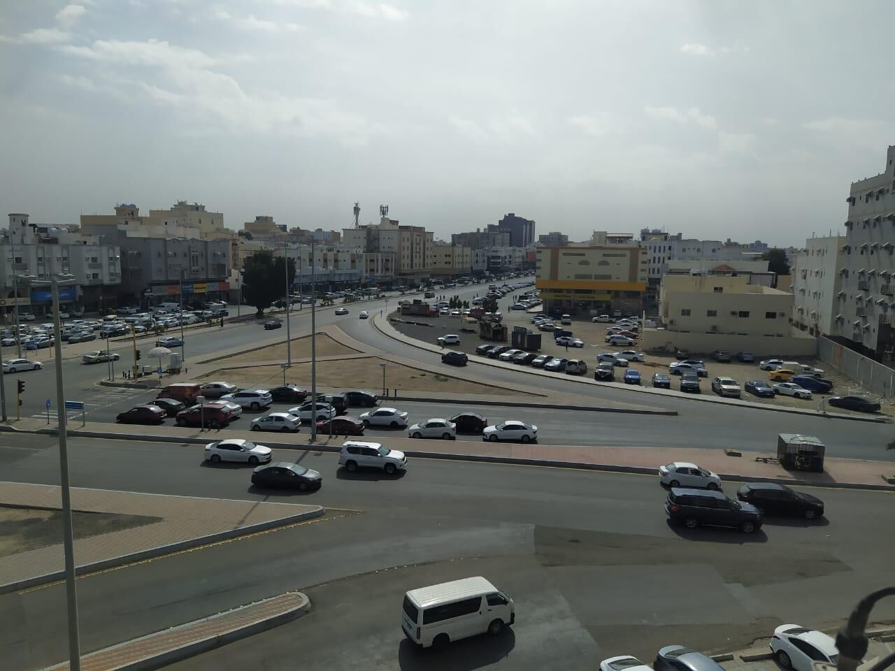 Une intersection urbaine très fréquentée, avec de nombreuses voies et de nombreux véhicules.