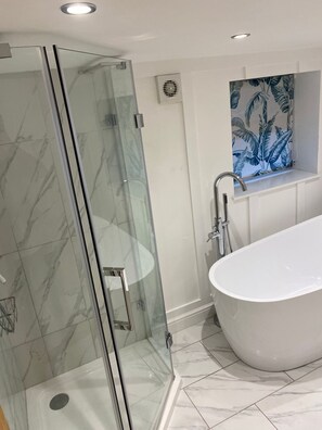 Casa adosada confort | Baño | Secador de pelo, toallas y papel higiénico