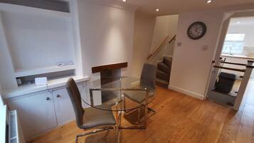 Comfort Townhome | Dining room
