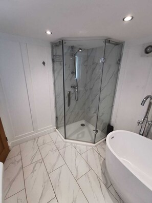 Casa adossada Comfort | Bany | Assecador de cabells, tovalloles i paper higiènic 
